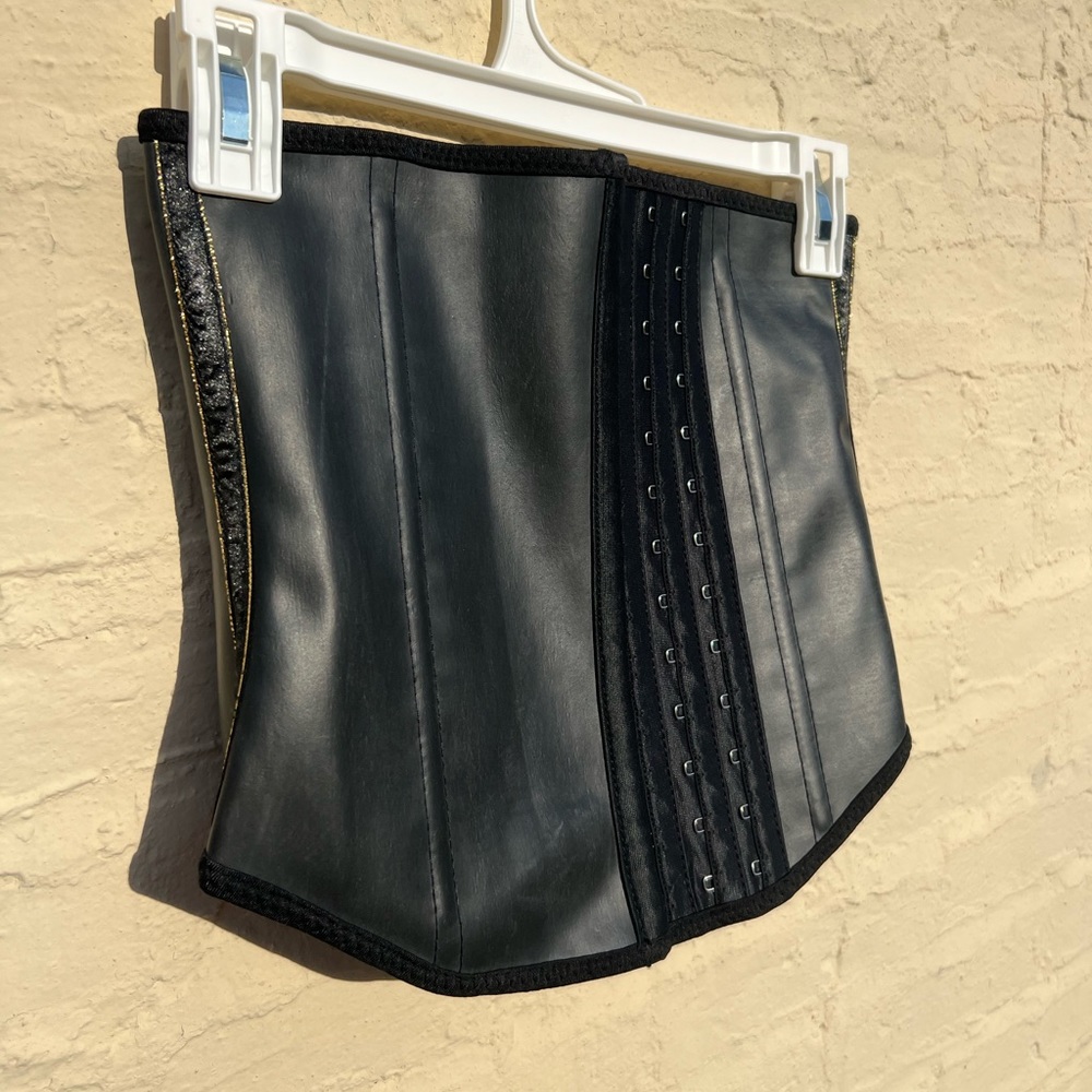 ❌SOLD❌ Leather corset waist trainer 🖤